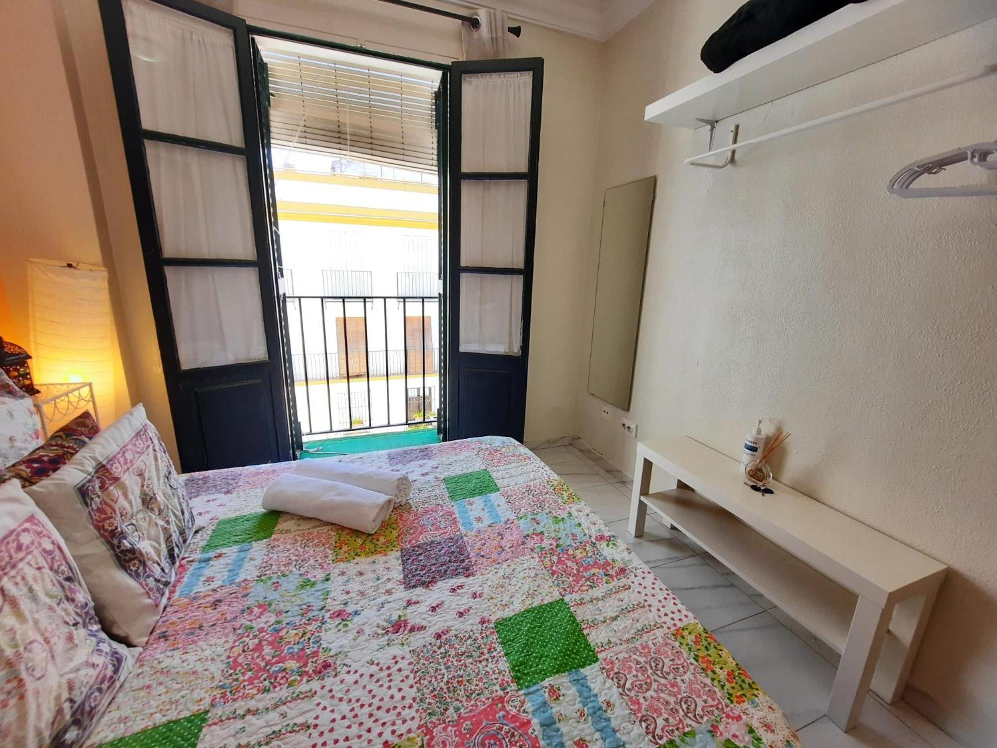 Budget And Cute Rooms With Balcony Sevilla Center Sevilha Exterior foto
